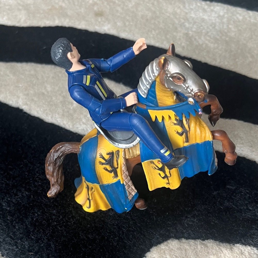 Schleich World of Knights Blue Gold Lion Insignia Horse.